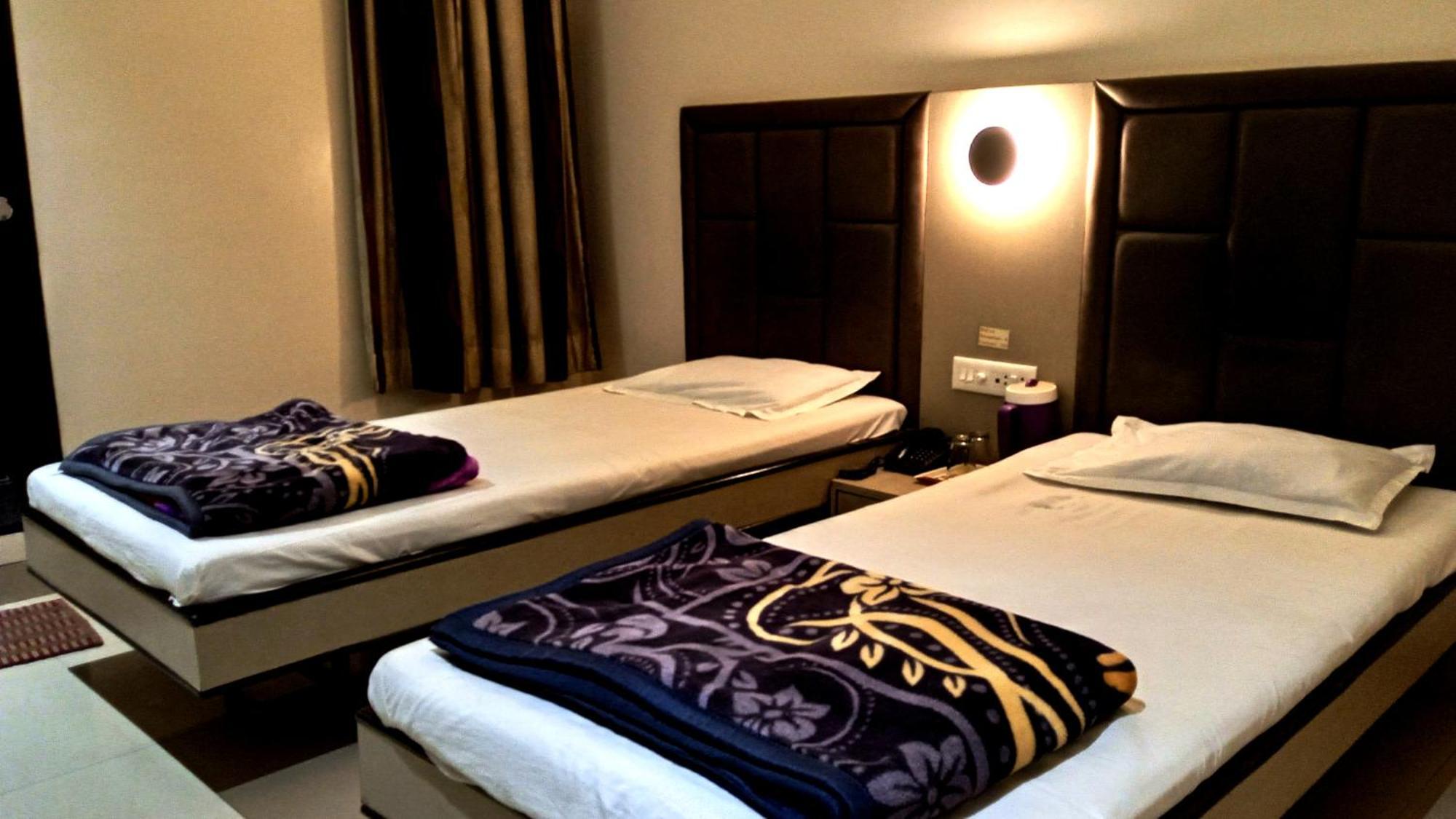 Hotel Ramniwas Jālgaon Kültér fotó