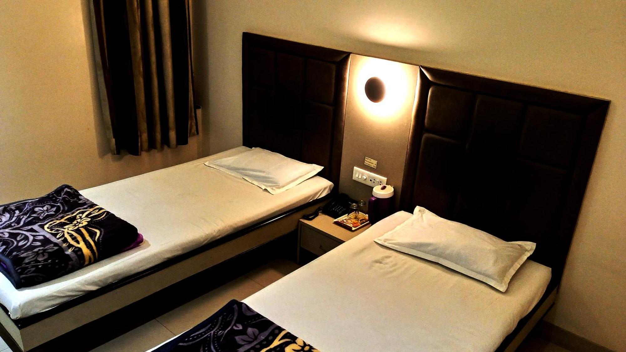 Hotel Ramniwas Jālgaon Kültér fotó